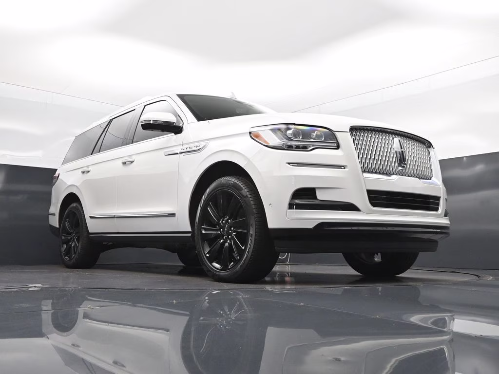 2024 White Metallic Lincoln Navigator Reserve 4X4 SUV