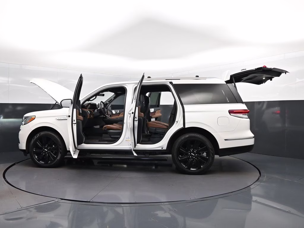 2024 White Metallic Lincoln Navigator Reserve 4X4 SUV