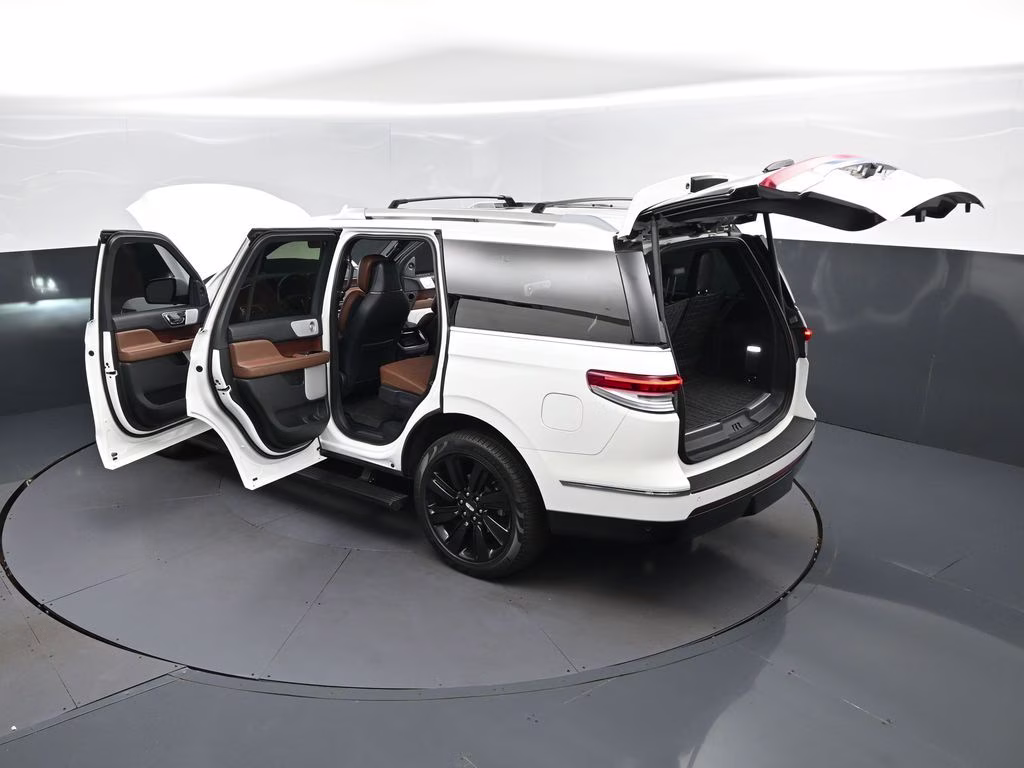 2024 White Metallic Lincoln Navigator Reserve 4X4 SUV