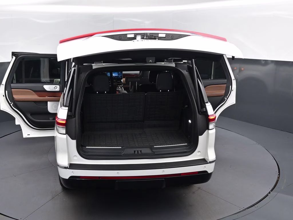 2024 White Metallic Lincoln Navigator Reserve 4X4 SUV