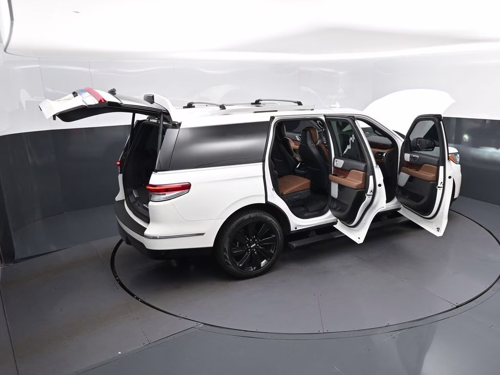 2024 White Metallic Lincoln Navigator Reserve 4X4 SUV