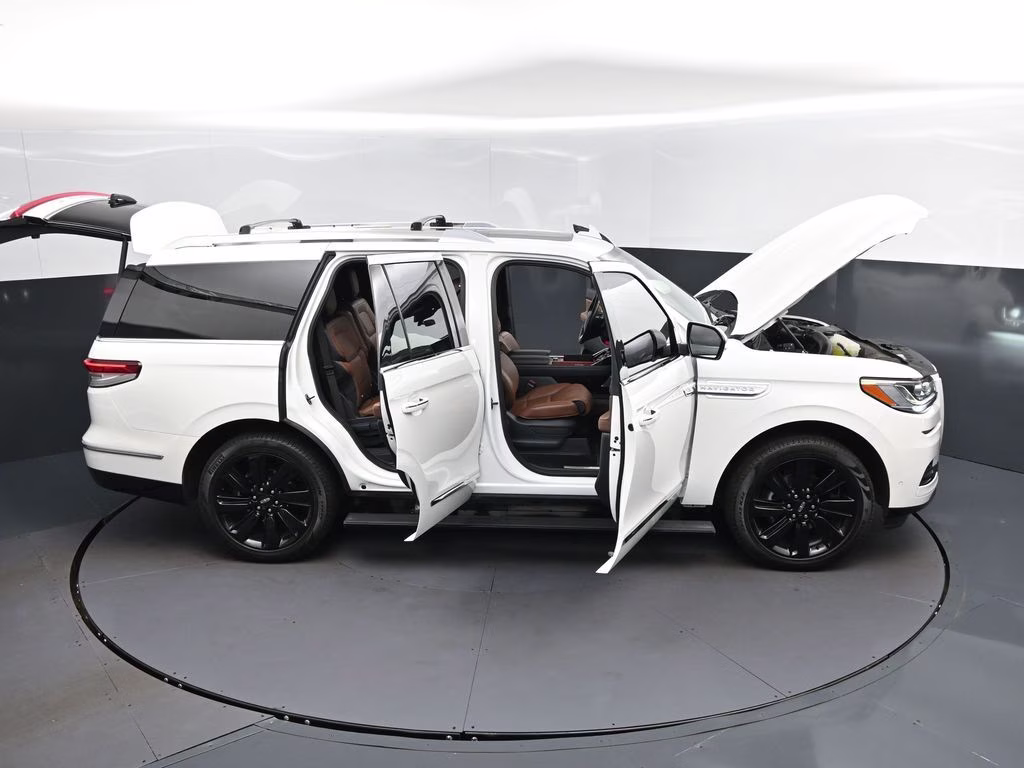 2024 White Metallic Lincoln Navigator Reserve 4X4 SUV