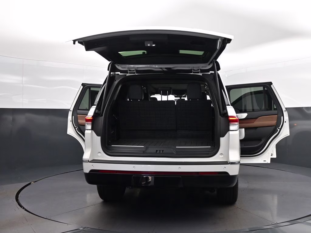 2024 White Metallic Lincoln Navigator Reserve 4X4 SUV