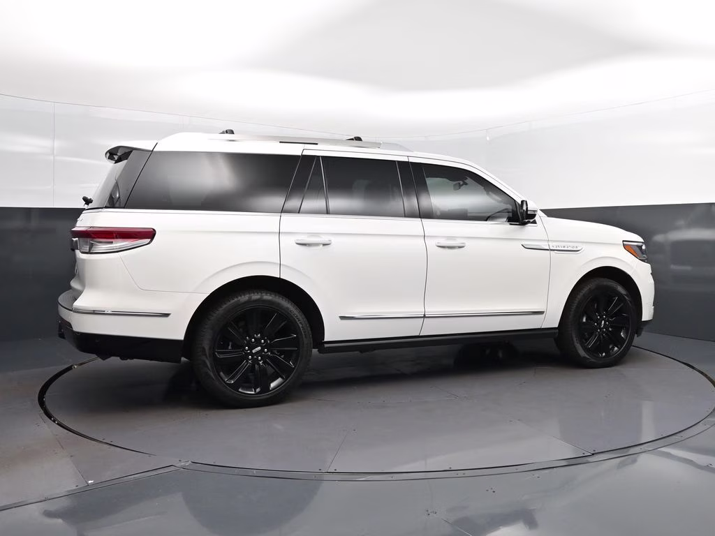 2024 White Metallic Lincoln Navigator Reserve 4X4 SUV