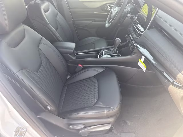 2026 Bright White Clearcoat Jeep Compass Latitude Altitude 4X4 SUV