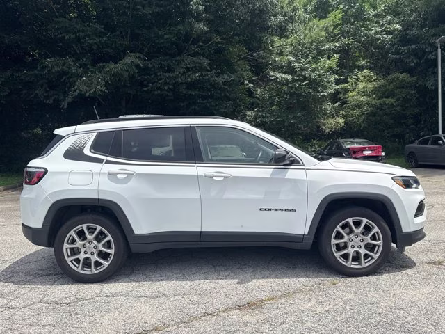 2022 Bright White Clearcoat Jeep Compass Latitude Lux 4X4 SUV