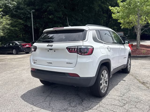 2022 Bright White Clearcoat Jeep Compass Latitude Lux 4X4 SUV