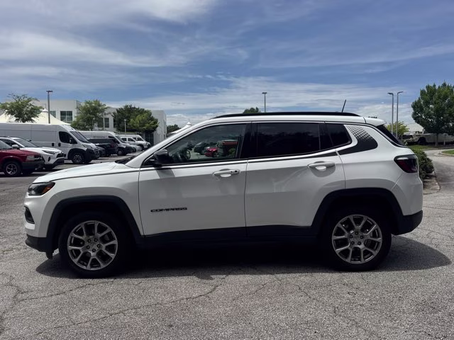 2022 Bright White Clearcoat Jeep Compass Latitude Lux 4X4 SUV