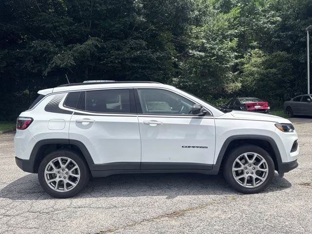 2022 Bright White Clearcoat Jeep Compass Latitude Lux 4X4 SUV