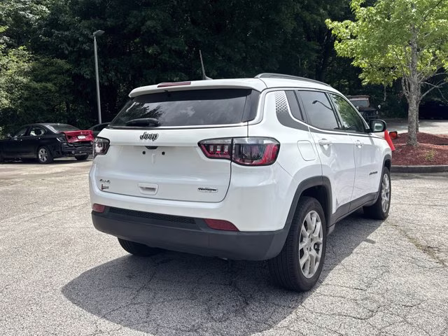 2022 Bright White Clearcoat Jeep Compass Latitude Lux 4X4 SUV