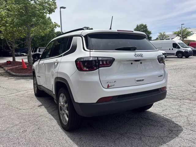 2022 Bright White Clearcoat Jeep Compass Latitude Lux 4X4 SUV