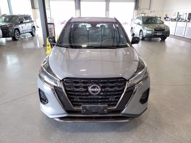 2024 Boulder Gray Pearl Nissan Kicks SR FWD SUV