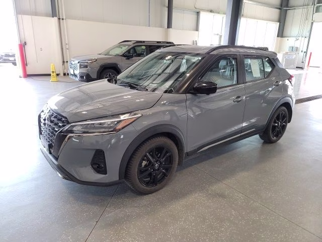 2024 Boulder Gray Pearl Nissan Kicks SR FWD SUV