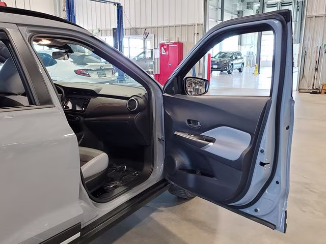 2024 Boulder Gray Pearl Nissan Kicks SR FWD SUV