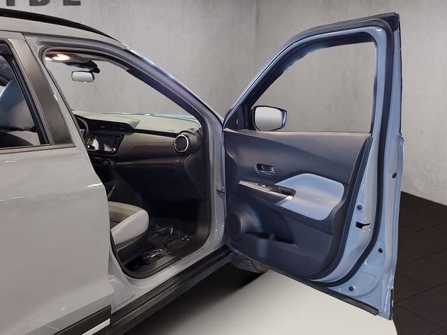 2024 Boulder Gray Pearl Nissan Kicks SR FWD SUV