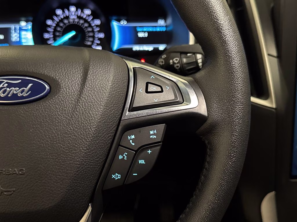 2021 Iconic Silver Metallic Ford Edge SEL FWD SUV