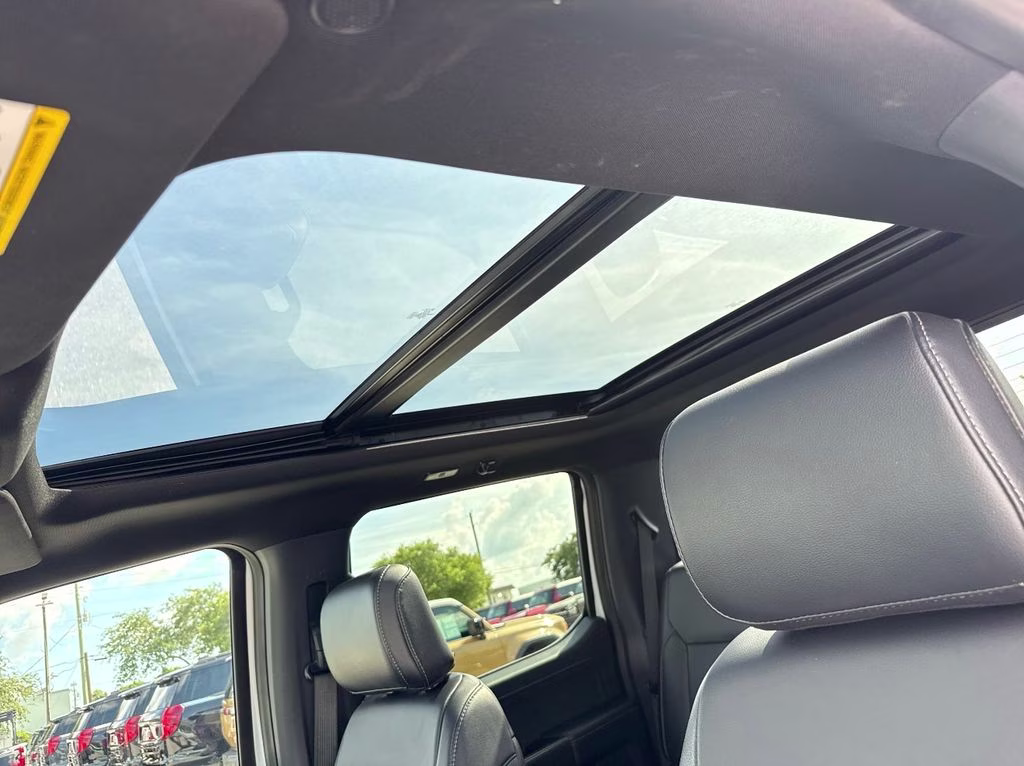 2025 Oxford White Ford F-150 Lariat 4X4 Truck