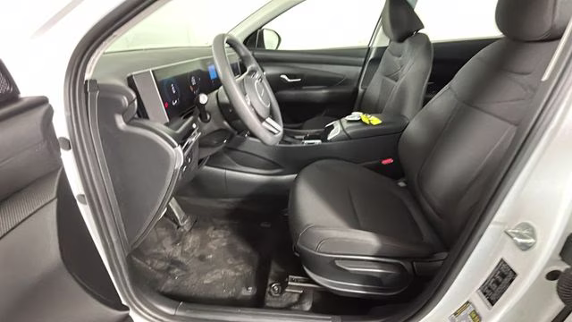 2025 White Pearl Hyundai Tucson SE AWD SUV