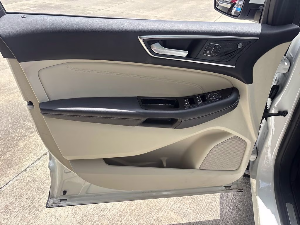 2020 White Metallic Ford Edge Titanium FWD SUV