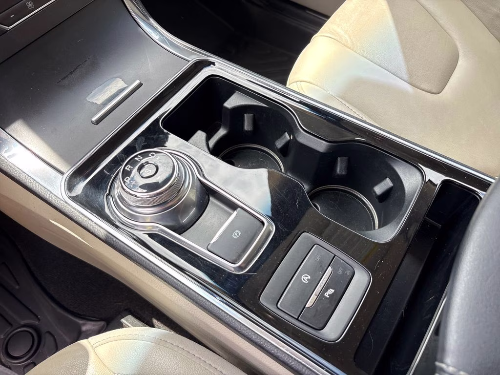 2020 White Metallic Ford Edge Titanium FWD SUV