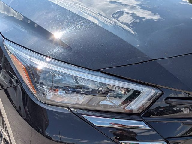 2024 Super Black Metallic Nissan Versa 1.6 SR FWD Sedan