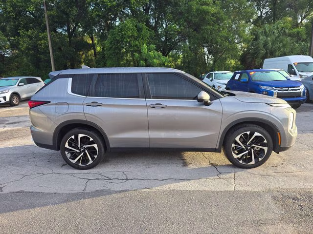 2023 Mercury Gray Metallic Mitsubishi Outlander SE FWD SUV
