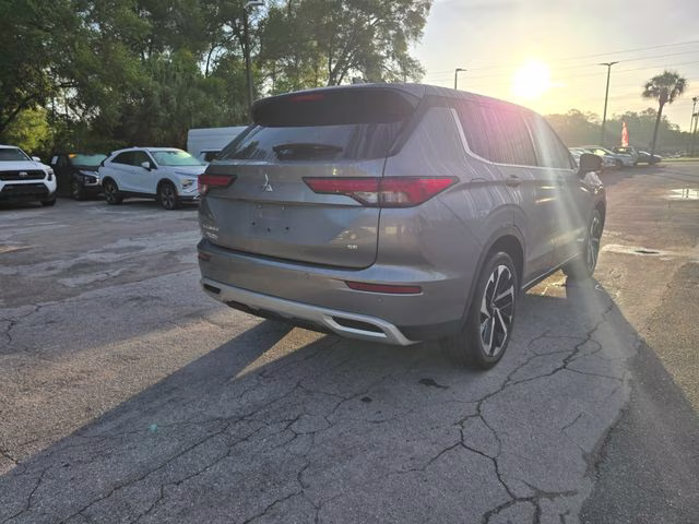 2023 Mercury Gray Metallic Mitsubishi Outlander SE FWD SUV