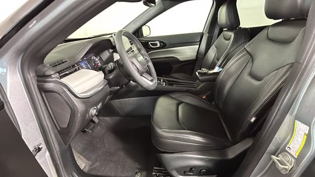 2024 Silver Zynith Metallic Clearcoat Jeep Compass Limited 4X4 SUV