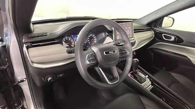 2024 Silver Zynith Metallic Clearcoat Jeep Compass Limited 4X4 SUV