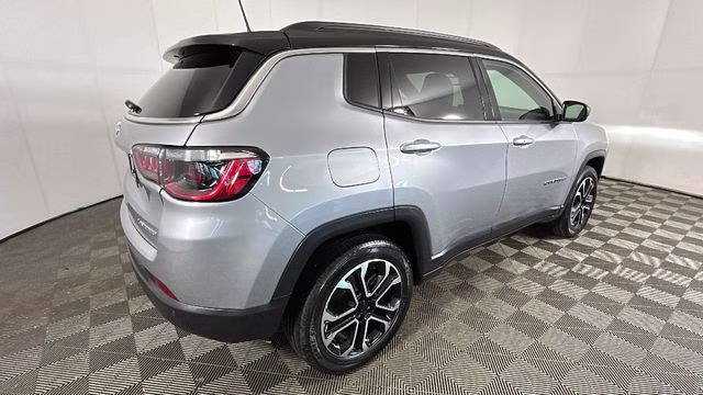 2024 Silver Zynith Metallic Clearcoat Jeep Compass Limited 4X4 SUV