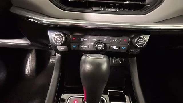 2024 Silver Zynith Metallic Clearcoat Jeep Compass Limited 4X4 SUV