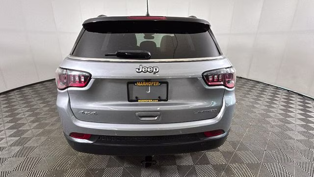 2024 Silver Zynith Metallic Clearcoat Jeep Compass Limited 4X4 SUV