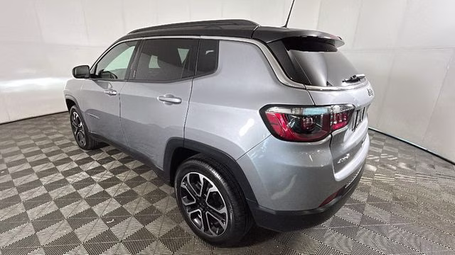 2024 Silver Zynith Metallic Clearcoat Jeep Compass Limited 4X4 SUV