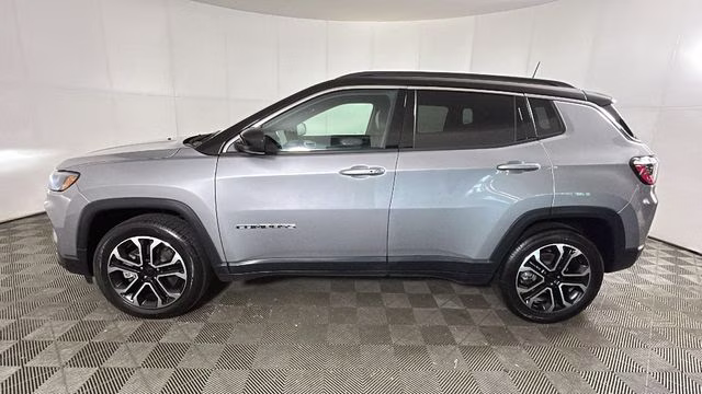 2024 Silver Zynith Metallic Clearcoat Jeep Compass Limited 4X4 SUV