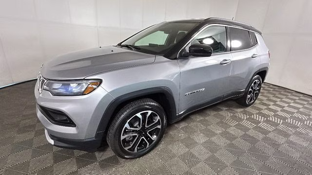 2024 Silver Zynith Metallic Clearcoat Jeep Compass Limited 4X4 SUV