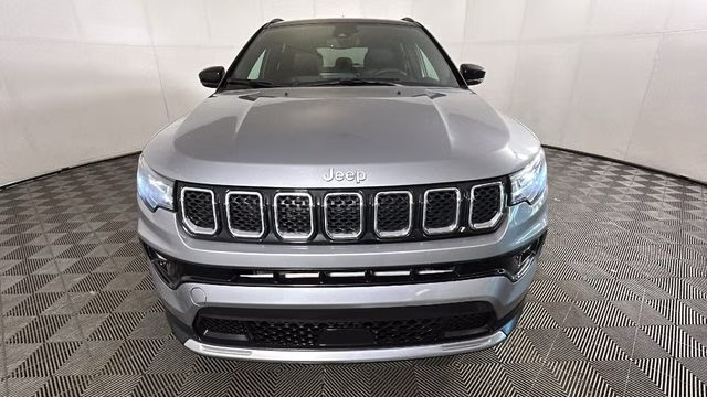 2024 Silver Zynith Metallic Clearcoat Jeep Compass Limited 4X4 SUV