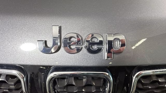 2024 Silver Zynith Metallic Clearcoat Jeep Compass Limited 4X4 SUV