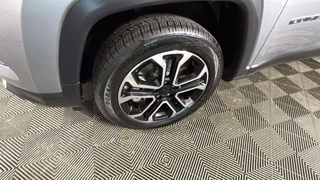 2024 Silver Zynith Metallic Clearcoat Jeep Compass Limited 4X4 SUV