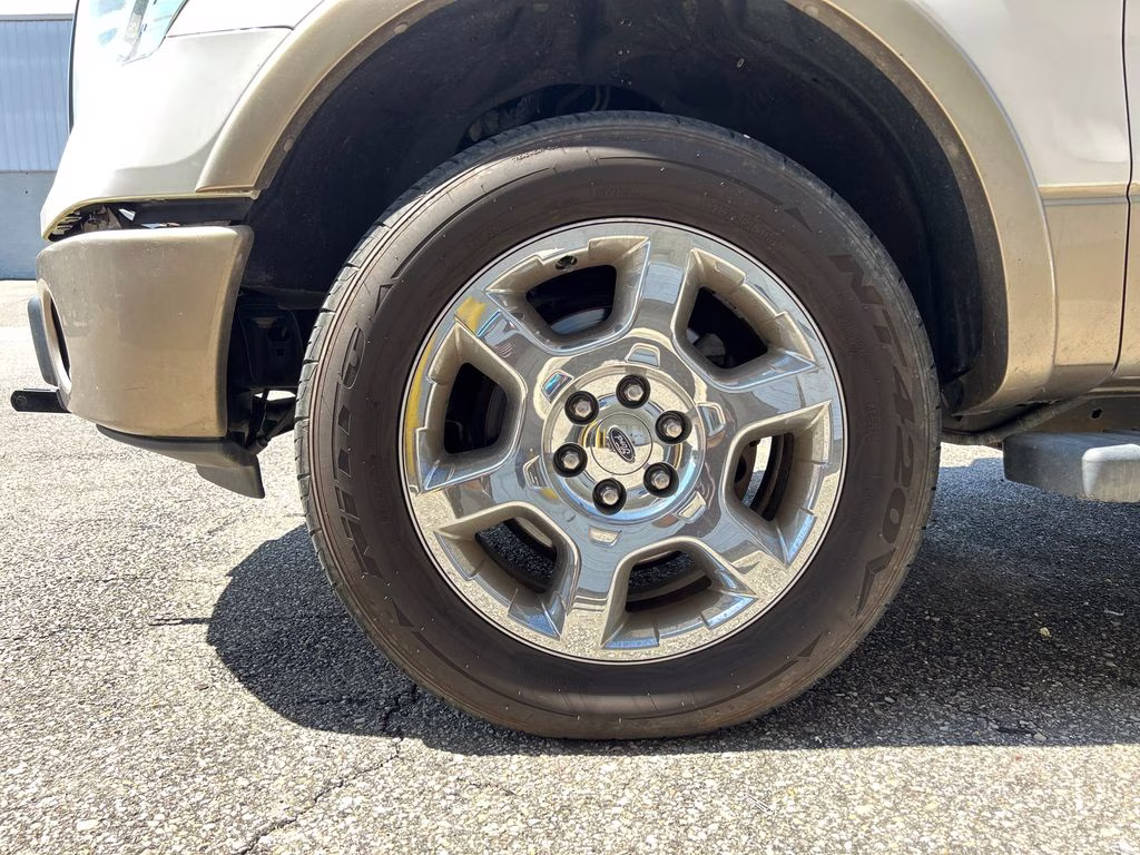 2013 White Platinum Metallic Tri-Coat Ford F-150 Lariat 4X4 Truck