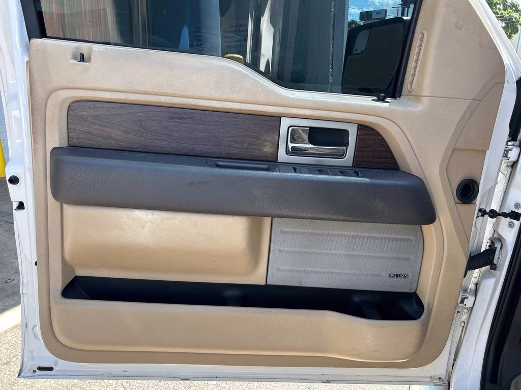 2013 White Platinum Metallic Tri-Coat Ford F-150 Lariat 4X4 Truck