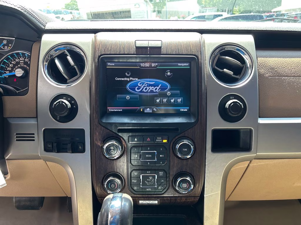 2013 White Platinum Metallic Tri-Coat Ford F-150 Lariat 4X4 Truck
