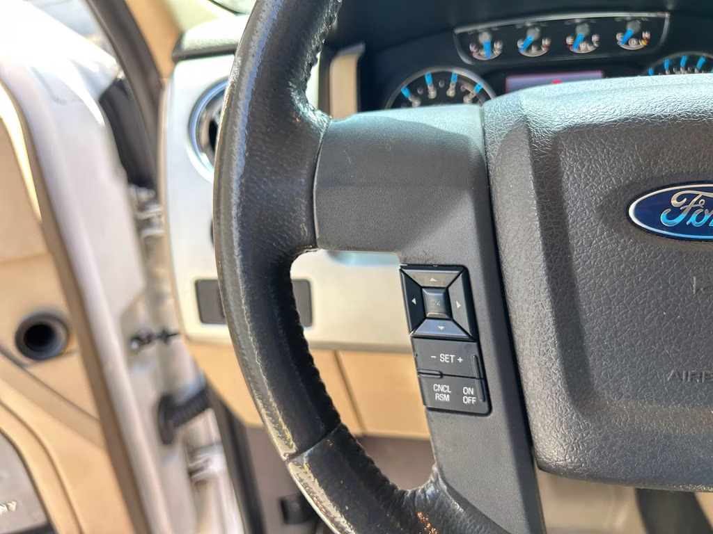 2013 White Platinum Metallic Tri-Coat Ford F-150 Lariat 4X4 Truck