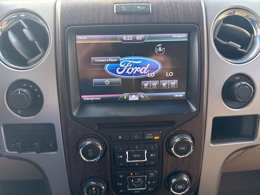 2013 White Platinum Metallic Tri-Coat Ford F-150 Lariat 4X4 Truck