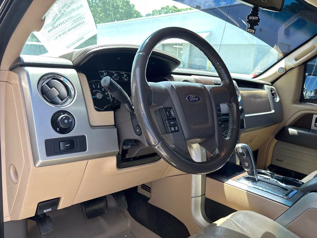2013 White Platinum Metallic Tri-Coat Ford F-150 Lariat 4X4 Truck