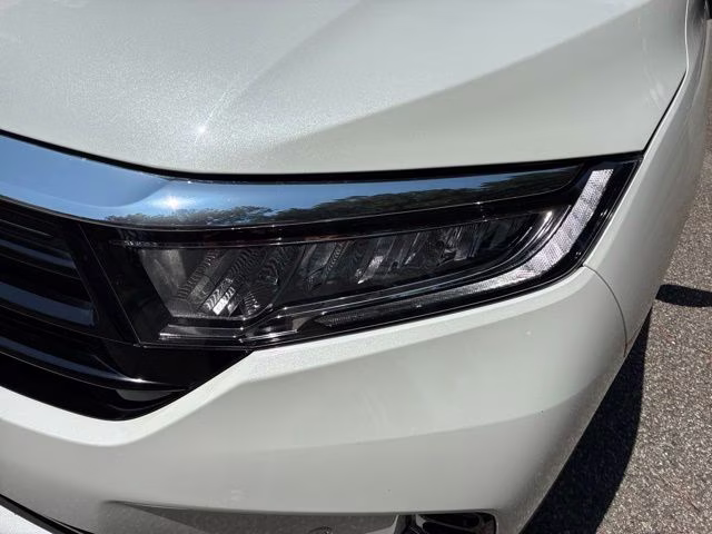 2022 White Honda Odyssey Elite FWD Van