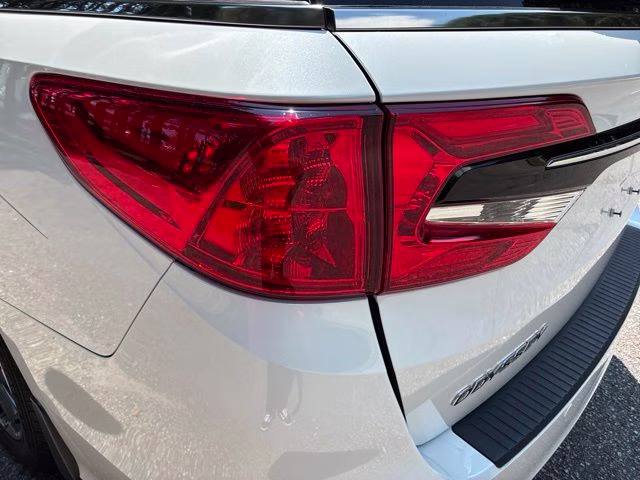 2022 White Honda Odyssey Elite FWD Van