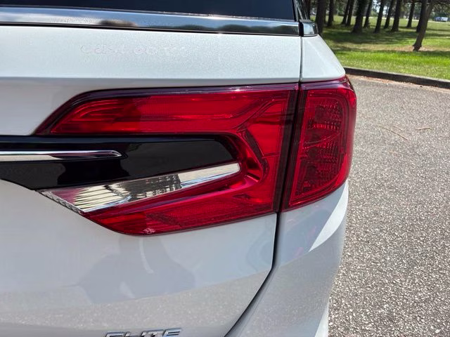 2022 White Honda Odyssey Elite FWD Van