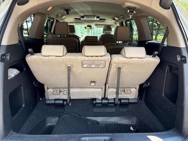 2022 White Honda Odyssey Elite FWD Van