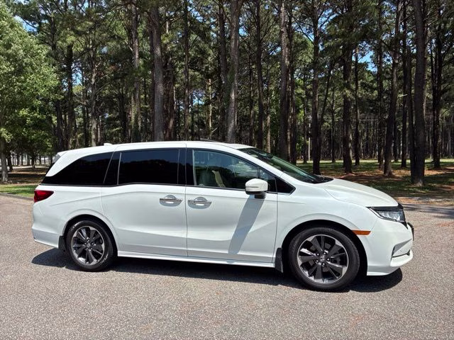 2022 White Honda Odyssey Elite FWD Van