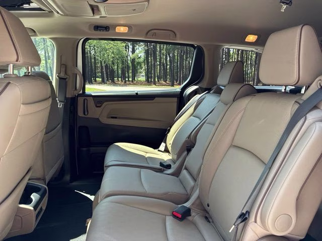 2022 White Honda Odyssey Elite FWD Van